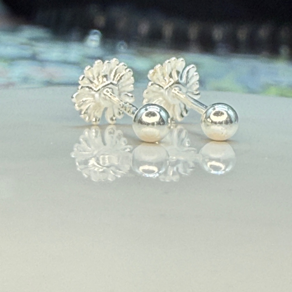 ⭐️Sterling silver daisy screw back earrings nwot - Picture 4 of 7